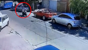 Imagen del momento en el que los ladrones escapan a los tiros y matan a una pasajera que iba en el colectivo. (Captura de video)