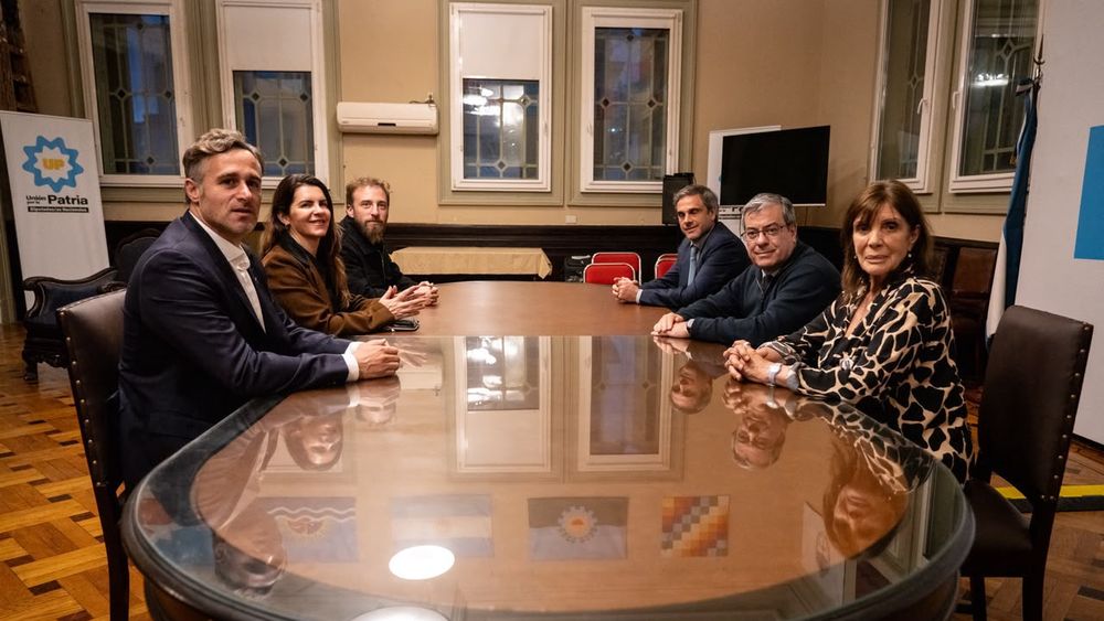 Intendentes peronistas junto a diputados nacionales.&nbsp;