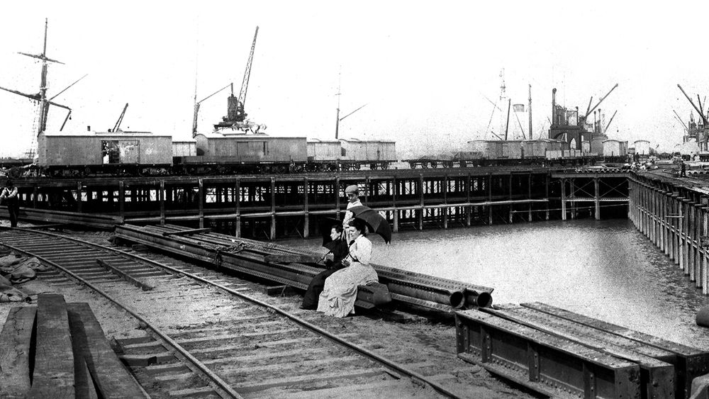 Bahía Blanca -en la foto en 1905- uno de los ocho puertos bonaerenses que están en el libro En los muelles. Bahía Blanca -en la foto en 1905- uno de los ocho puertos bonaerenses que están en el libro En los muelles.