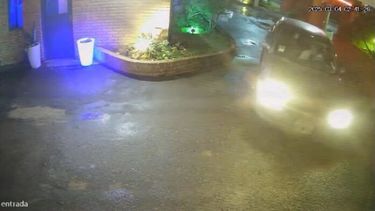 El ingreso del vehículo de alquiler al hotel alojamiento. - Captura de pantalla .