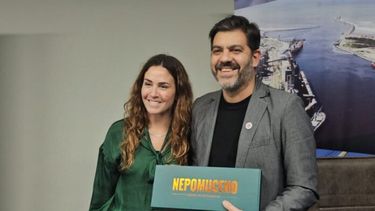 La Licenciada Jimena López, Presidenta del Consorcio de Puerto Quequén, junto al ministro de Gobierno de la provincia de Buenos Aires, Carlos Bianco. (Puerto Quequén)