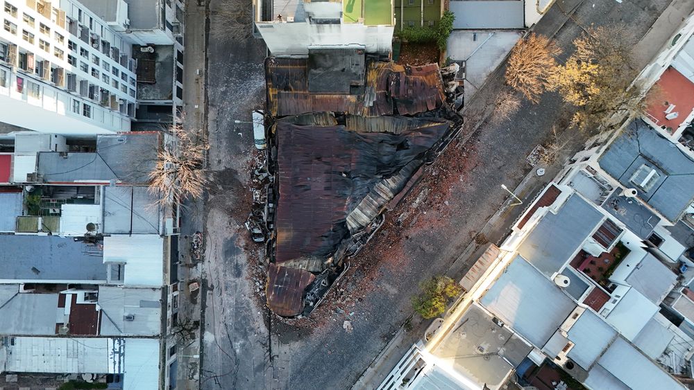 El edificio, en la esquina de 48 y diagonal 77, quedó completamente destruido.