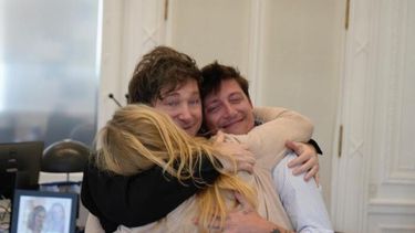 El presidente, Javier Milei, fundido en un abrazo junto a su hermana Karina y su asesor, Santiago Caputo. (X/@LLibertadAvanza)