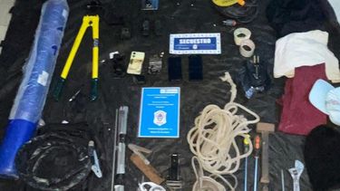 Elementos incautados en los techos linderos a la sucursal del Banco Nación. 