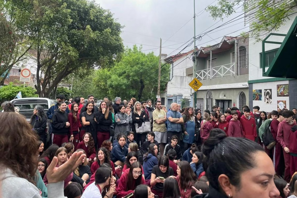 Protesta de estudiantes y familias en la puerta del Colegio Modelo de Lomas.&nbsp;