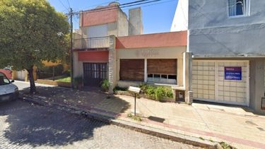 El frente del hogar de ancianos que fue allanado tras una denuncia de abuso sexual contra una interna.