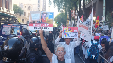 Agrupaciones de jubilados fueron reprimidas en la marcha de los miércoles que realizan en el Congreso Nacional. (X/@juanagallardo1)