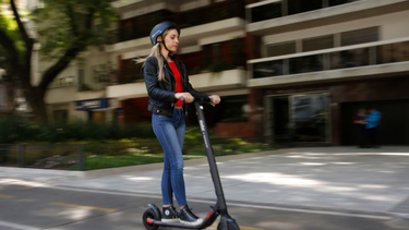 Para circular en monopatines eléctricos es obligatorio el uso de casco y tener más de 16 años, entre otras cuestiones.
