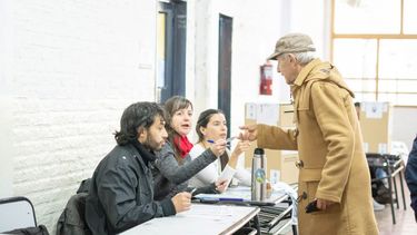 Una persona frente a la mesa para votar.&nbsp;