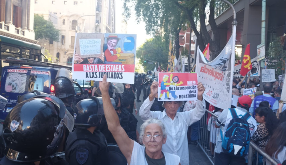 Agrupaciones de jubilados fueron reprimidas en la marcha de los miércoles que realizan en el Congreso Nacional. (X/@juanagallardo1)