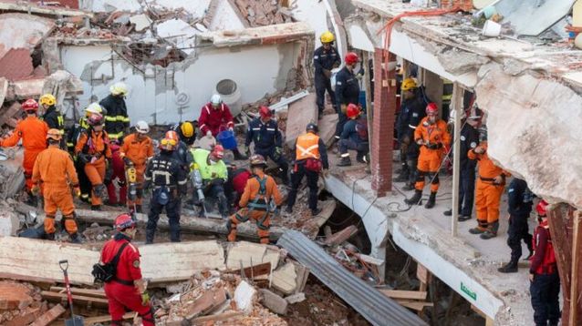 Operativo de rescate en los escombros del Apart Hotel Dubrovnik, en Villa Gesell.