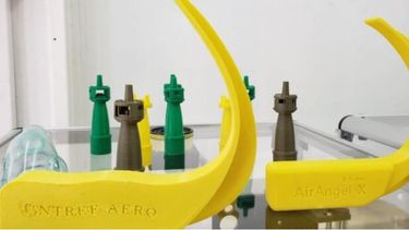 El invento consiste en una empuñadura y una pala curva que contiene una punta, una muesca, una cuña, una pared lateral, una abrazadera y medios de sujeción de un cable o tuvo de un dispositivo de visualización, medición e iluminación. (UNTREF/https://www.untref.edu.ar/)