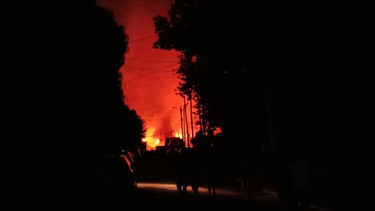Un feroz incendio de grandes proporciones destruyó este sábado por la noche una fábrica de casas prefabricadas y oficinas móviles ubicada en Luis Guillón.