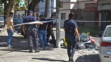 La Policía en el lugar donde fue abandonado el bolso con la cabeza en su interior.