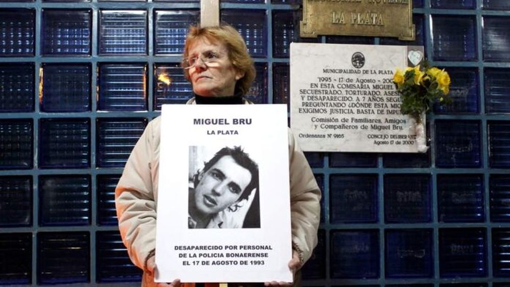 Rosa Bru, la madre de Miguel, en la puerta de la Comisaría 9ª de La Plata. Rosa Bru, la madre de Miguel, en la puerta de la Comisaría 9ª de La Plata.