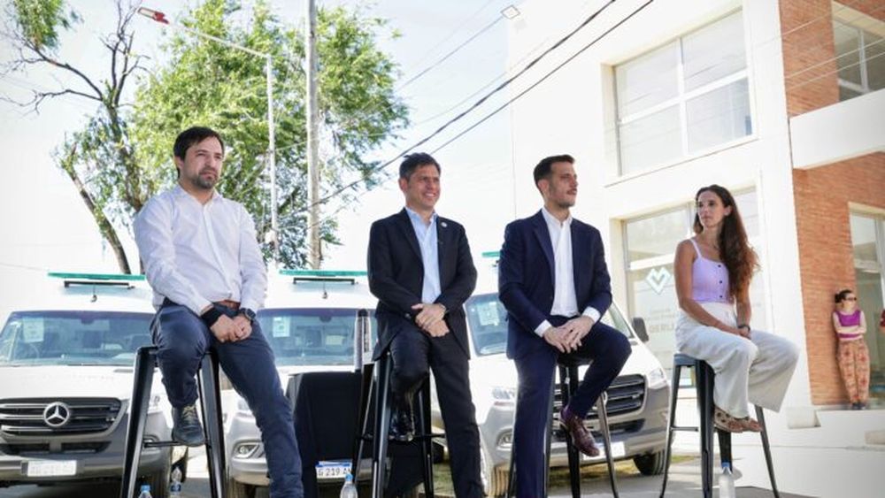 Kreplak, Kicillof, Álvarez y Ciochi junto a las ambulancias entregadas por la Provincia. (Gobernación)