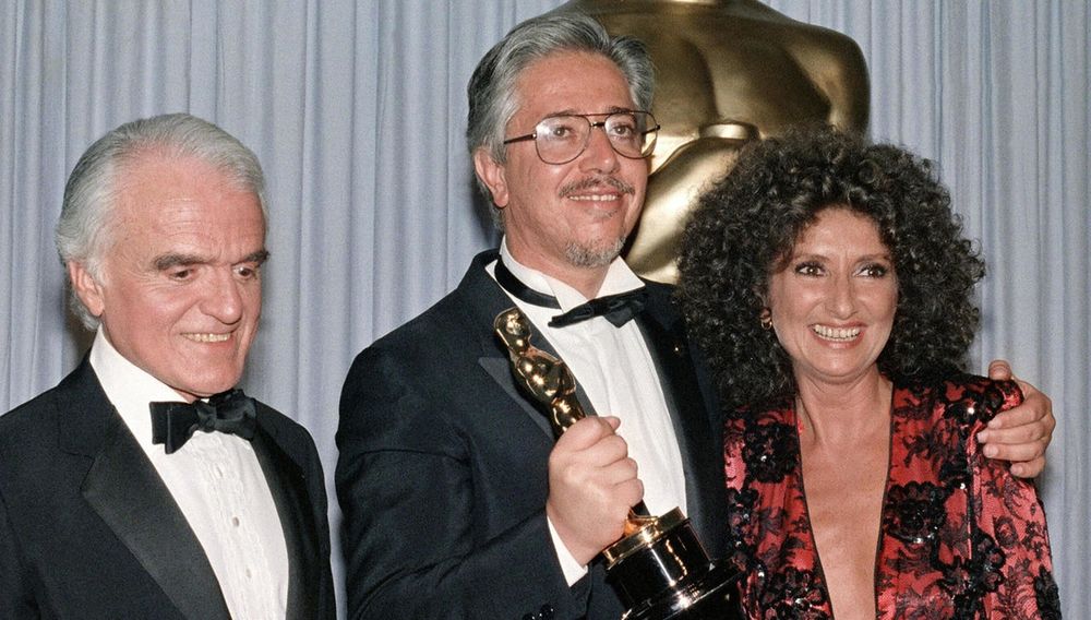 La gran noche de Luis Puenzo, con el Oscar en mano. A su lado, la protagonista de La historial oficial, Norma Aleandro, y el presidente de la Motion Picture Association, Jack Valenti.