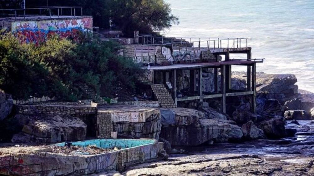 El deteriorado Paseo de Playa Chica. - Diario La Capital -