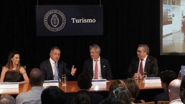 El secretario de Turismo, Deportes y Ambiente, Daniel Scioli, junto al Secretario de Industria y Desarrollo Productivo, Juan Pazo, y la Subsecretaria de Turismo, Yanina Martínez. (X/@danielscioli)