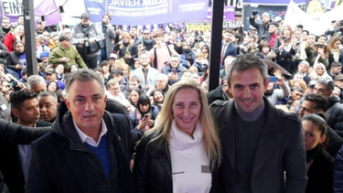 La Secretaria General de la Presidencia y titular de LLA, Karina Milei; el armador de campaña en PBA, Sebastián Pareja (izq.); y el Presidente de la Cámara de Diputados, Martín Menem (der.). (LLA)