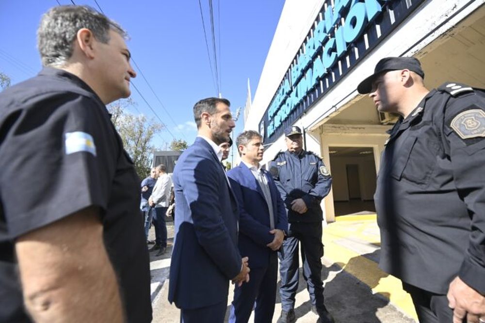 El gobernador Axel Kicillof con el intendente de Lanús, Julián Álvarez.