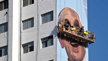 El artista Martín Ron en pleno trabajo, realizando el mural más grande del mundo en homenaje al papa Francisco. (Municipalidad de La Plata)