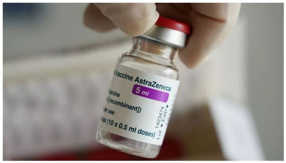 AstraZeneca reconoció que la vacuna contra el SARS-CoV-2 produce un efecto secundario raro a nivel sanguíneo.