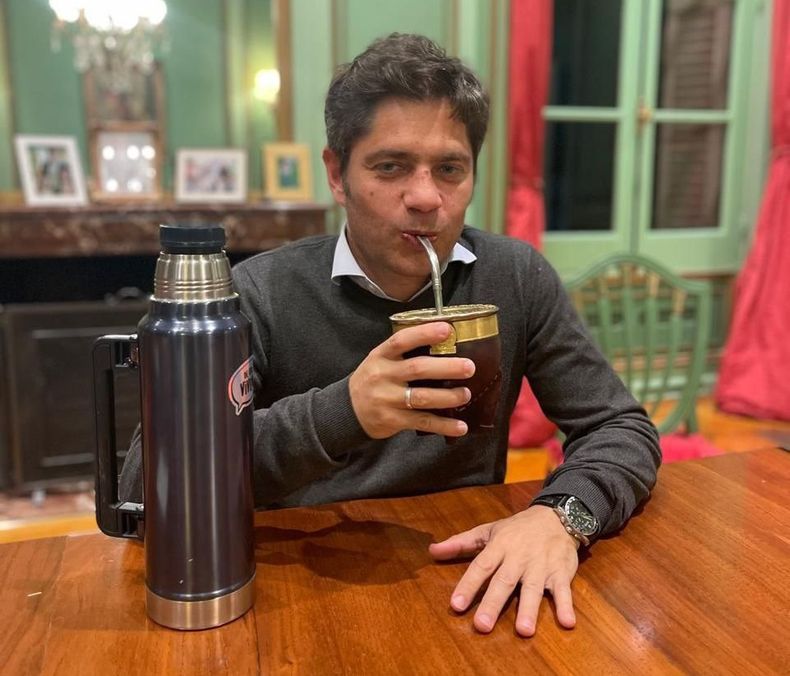 El gobernador Axel Kicillof, mate en mano.&nbsp;
