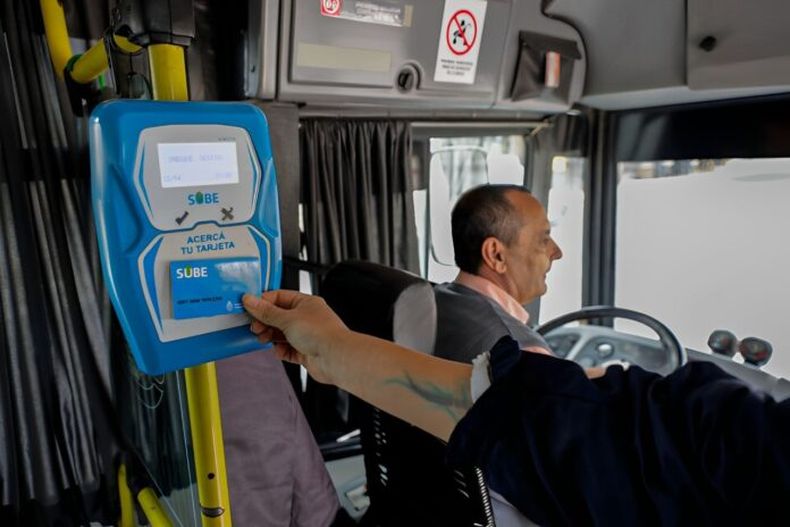 Una persona viajando en colectivo.