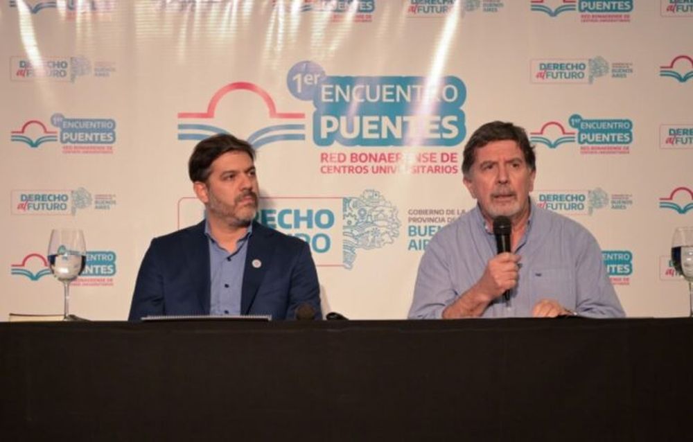 El Ministro de Gobierno bonaerense, Carlos Bianco, junto al Director General de Cultura y Educación de la provincia, Alberto Sileoni, en el primer encuentro de la Red Bonaerense de Centros Universitarios.