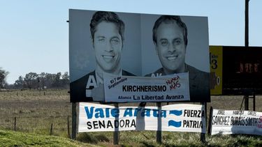 Pasacalles de La Libertad Avanza sobre los avisos del oficialismo local.