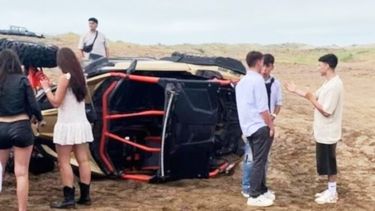 El vehículo volcado, tras interrumpir una fiesta en Monte Hermoso y atropellar a tres personas.