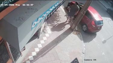 El momento en el que el delincuente procede a robarse el coche que había quedado estacionado en marcha. (Imagen de cámara de seguridad)&nbsp;