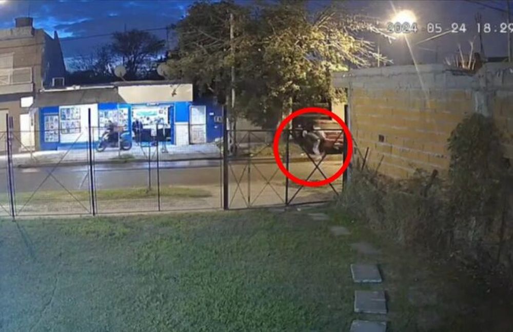 El forcejeo del militar con el delincuente; muy cerca, el cómplice en moto. (Captura de video)