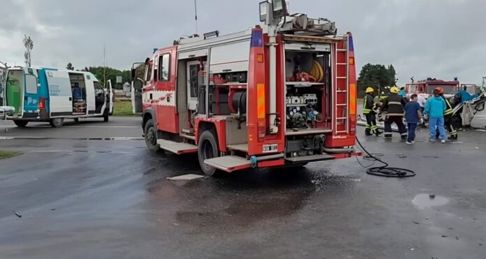 La Policía y los bomberos trabajan en el sitio del choque fatal. (Captura de video | Síncope Noticias)