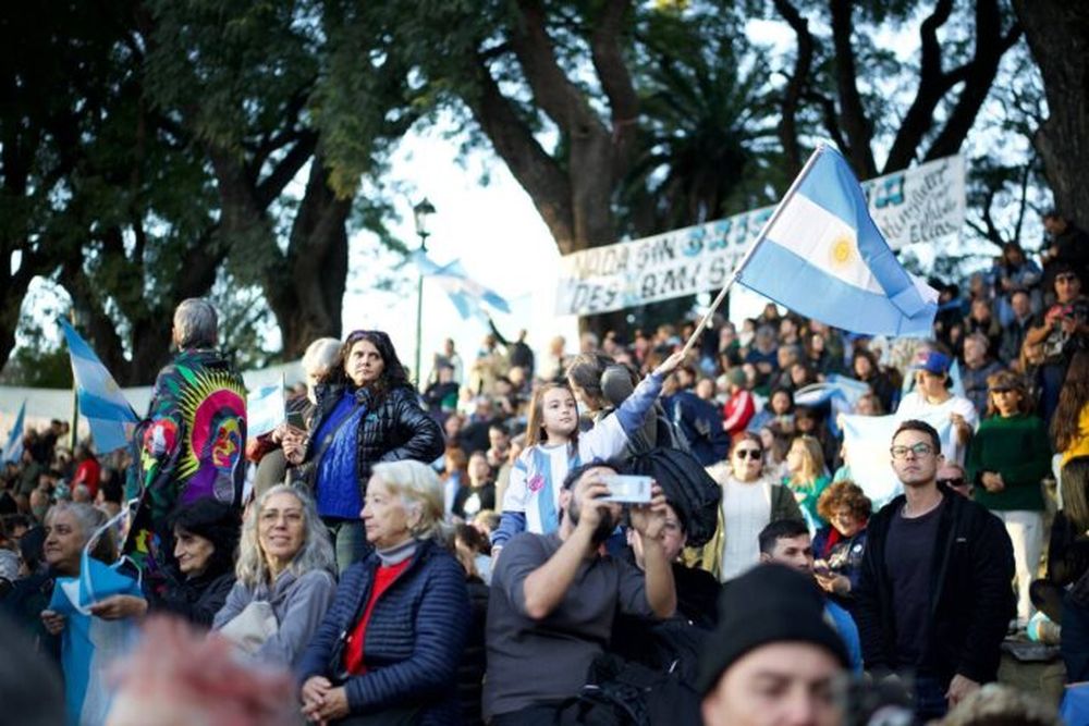 Una multitud se congregó en Parque Lezama para apoyar a Cristina Kirchner, quien cumple prisión domiciliaria y envió un mensaje a los presentes. (X/@la_campora)