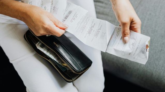 Una mujer con un ticket. (Kaboompics.com)