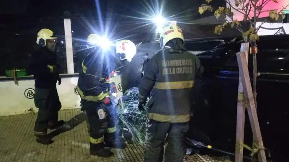 Uno de los accidentes que debieron ser asistidos en la noche de niebla. (Bomberos de la Ciudad)