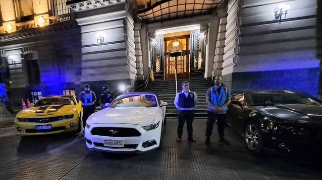 Los autos de lujo que fueron detectados por la Dirección de Aduanas.