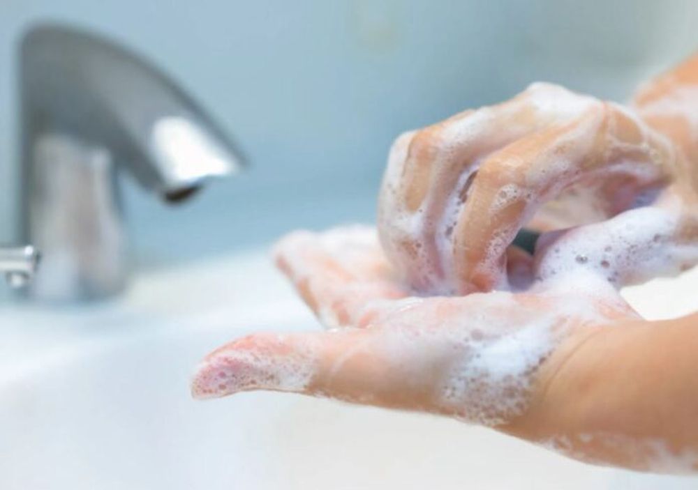 Lavarse bien las manos con agua y jabón previene enfermedades infecciosas. Lavarse bien las manos con agua y jabón previene enfermedades infecciosas.