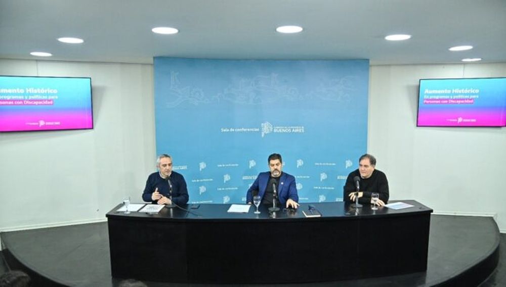 El ministro de Gobierno, Carlos Bianco, junto a Andrés Larroque y Javier Alonso.
