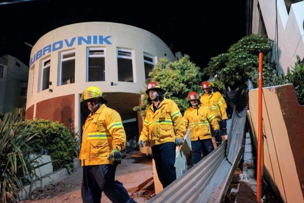 Continúan las tareas de rescate y remoción de escombros en el Hotel Dubrovnik. (Municipalidad de Villa Gesell)