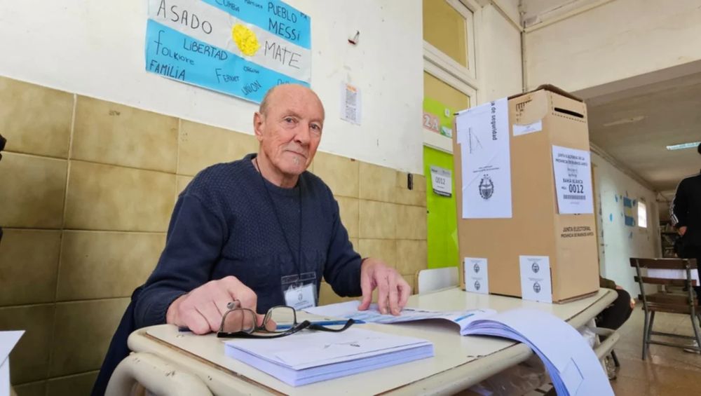 Carlos Vicente Koren, veterano de la guerra de Malvinas, debió asumir este domingo como presidente de mesa en la Escuela Nº28 en Bahía Blanca. (La Nueva)