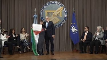 La estudiante de la Universidad Nacional del Sur enarbola una bandera palestina al recibir su diploma.