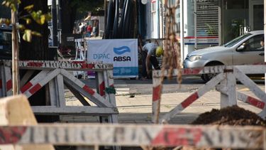 Un operario de ABSA trabaja en una vereda.&nbsp;