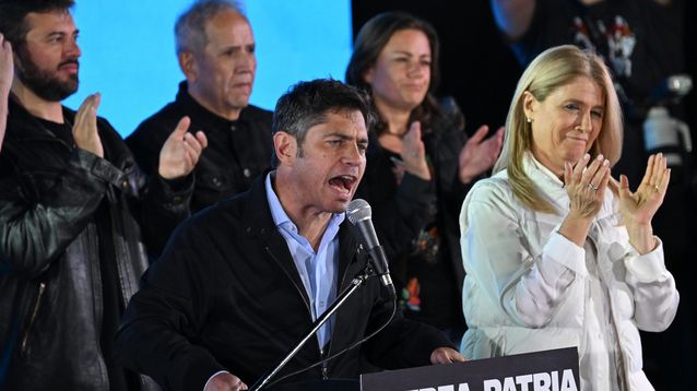 El gobernador, Axel Kicillof, habla desde el bunker de Fuerza Patria. (NA)