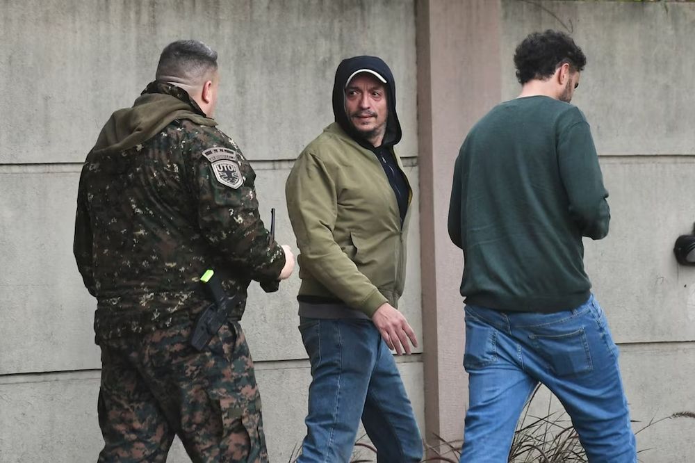 Máximo Kirchner en la casa de la familia Solari en Parque Leloir, la mañana del fallecimiento del músico.
