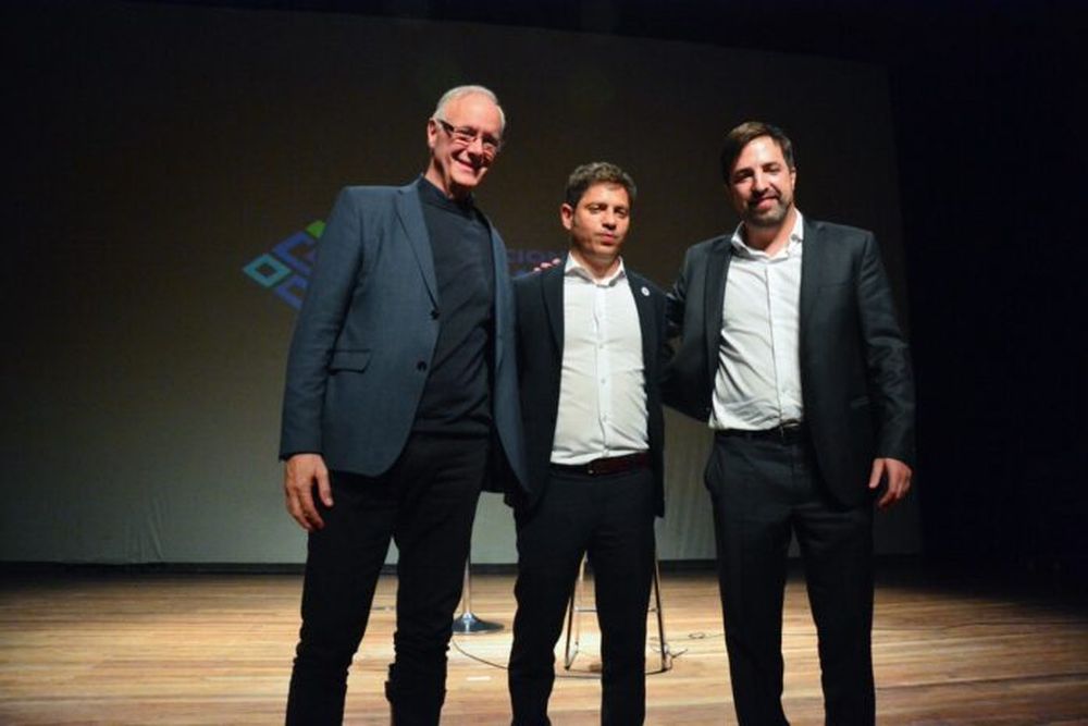 El diputado y exministro, Daniel Gollan, el gobernador bonaerense, Axel Kicillof, y el ministro de Salud bonaerense y director del documental, Nicolás Kreplak. (Ministerio de Salud bonaerense)