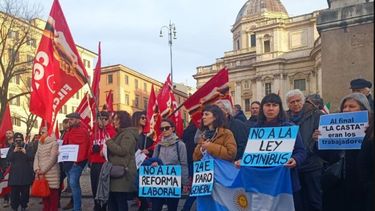 Argentinos que viven en Roma se manifestaron contra las medidas que impulsa el gobierno de Javier Milei. (X/@ARGprovincia25)