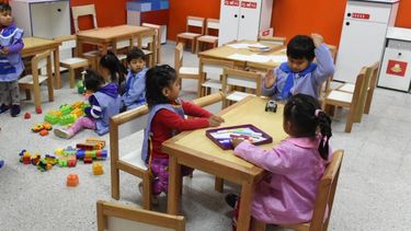 Niños y niñas en un hardín de infantes.